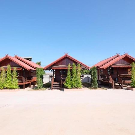 Prakaithong Hotel Amphoe Sawang Daen Din エクステリア 写真